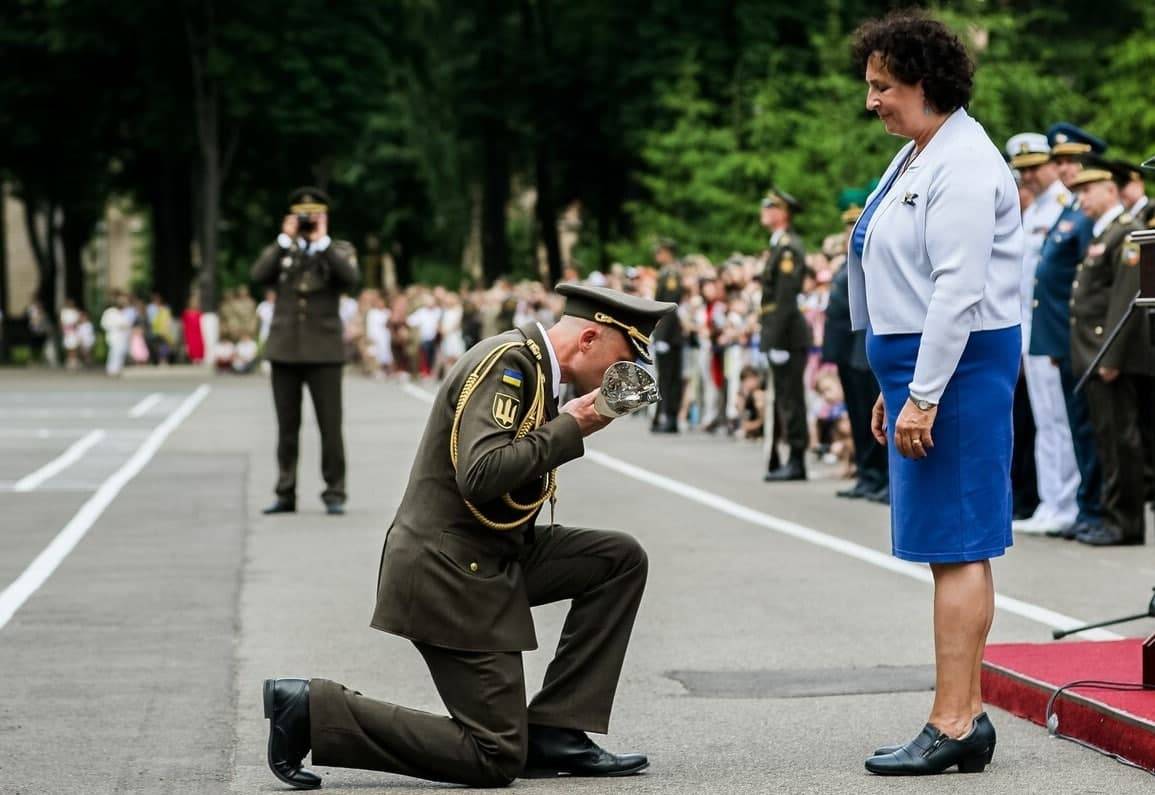 Украинский офицер Драпатый встал на колени перед послом Великобритании