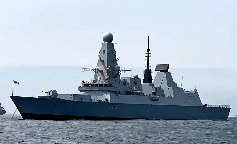 Российский флот и авиация открыли предупредительный огонь по британскому эсминцу