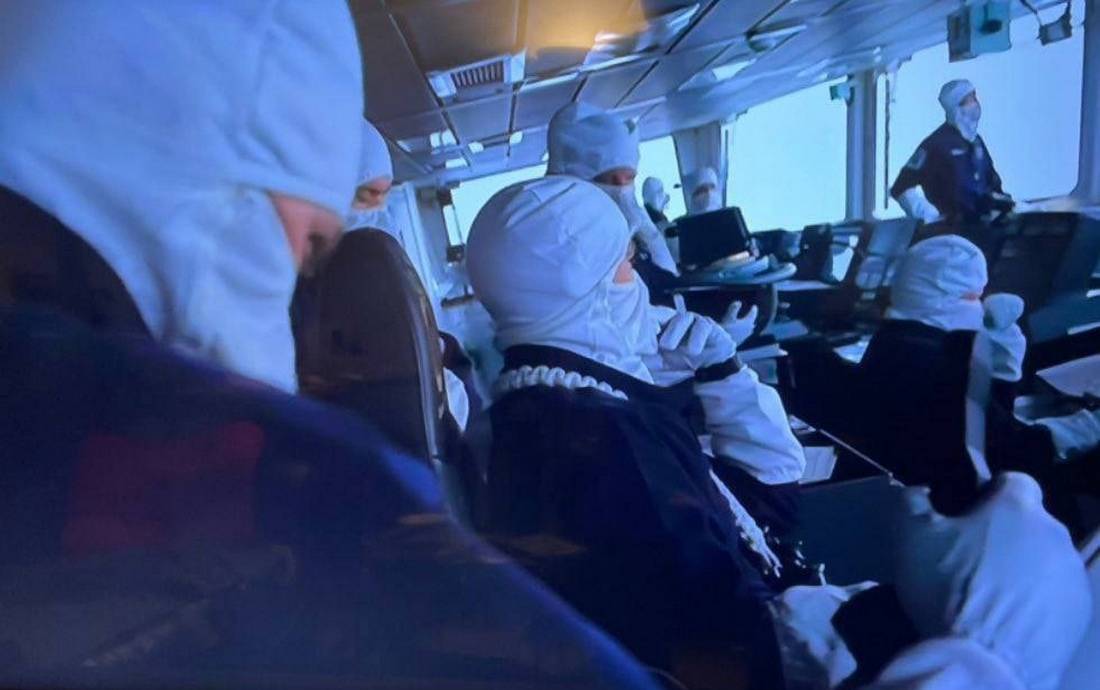 Экипаж британского эсминца надел огнезащитные костюмы после предупреждения