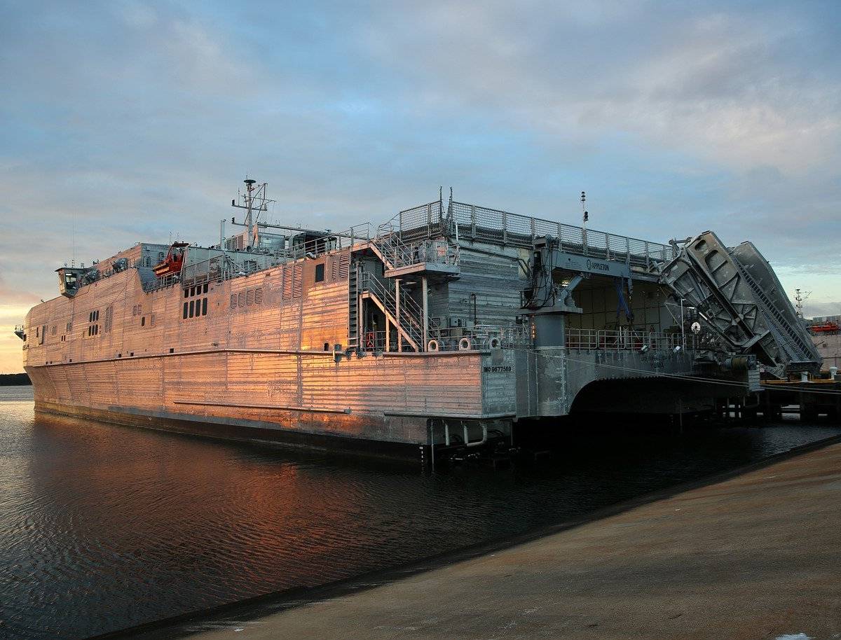 Транспортно-десантный корабль ВМС США направился в Черное море