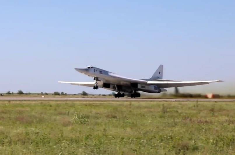 Появились кадры маневров ракетоносцев Ту-160 и Ту-95МС в Арктике
