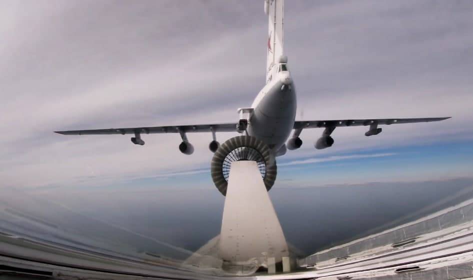 Ракетоносцы Ту-160 отработали дозаправку в воздухе: кадры полета
