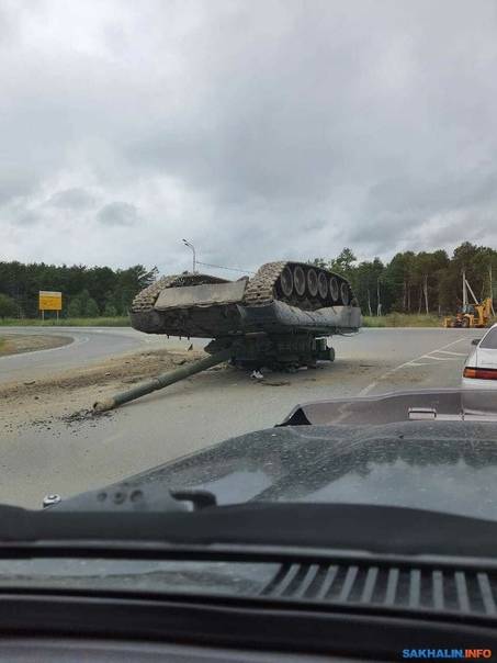 В Южно-Сахалинске военные уронили на дорогу танк