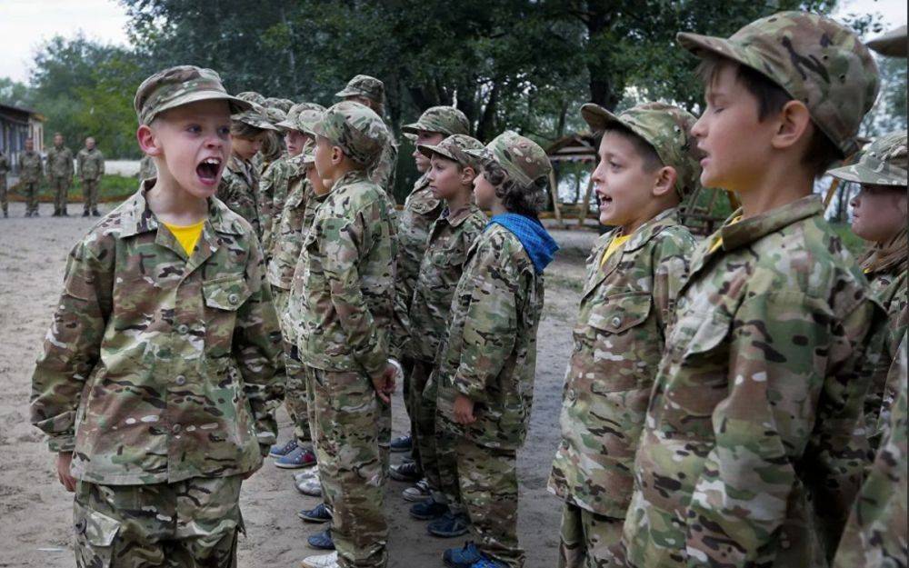 Нацисты «Азова» натаскивают украинских детей на войну