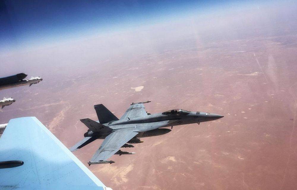 Опубликовано фото опасной встречи Су-30СМ и американского F/A-18 в небе САР