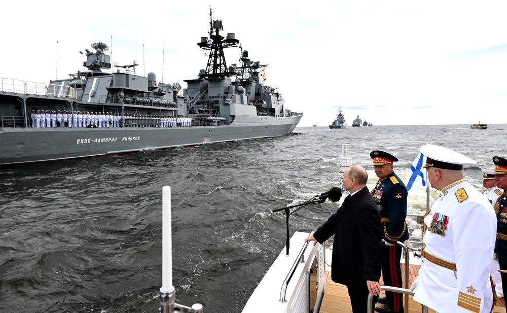 Мы способны нанести удар любому противнику: президент РФ на параде ВМФ
