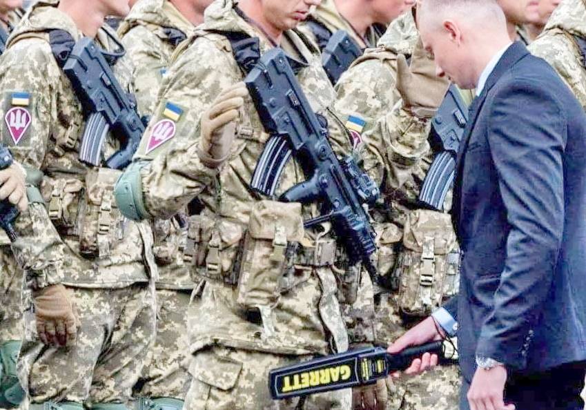 Зачем охрана Зеленского обыскивала солдат перед началом парада