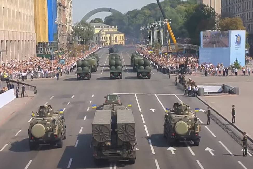 На украинском параде показали резиновые и деревянные макеты вооружений