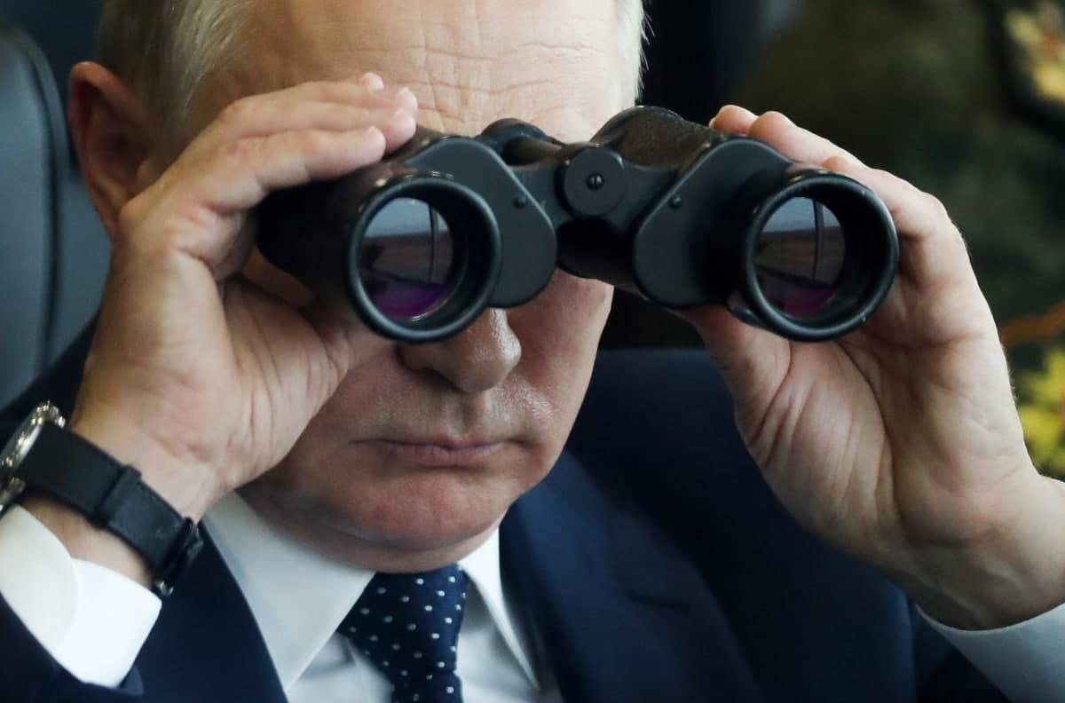 В Кремле пояснили, почему Путин на учениях не в военной форме