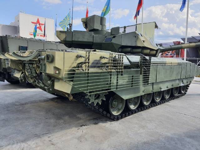 Танки Т-14 "Армата" получили доработанную ходовую часть и спаренный 7,62-мм