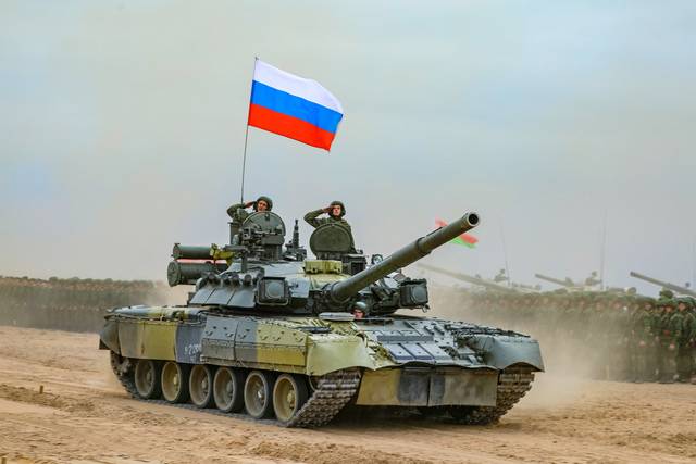 В Белоруссии замечены российские эксклюзивные командирские танки Т-80УК