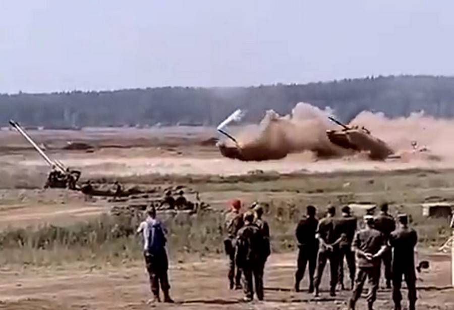 «Зачем они палят в воздух?»: россиян возмутили эффектные стрельбы Т-72
