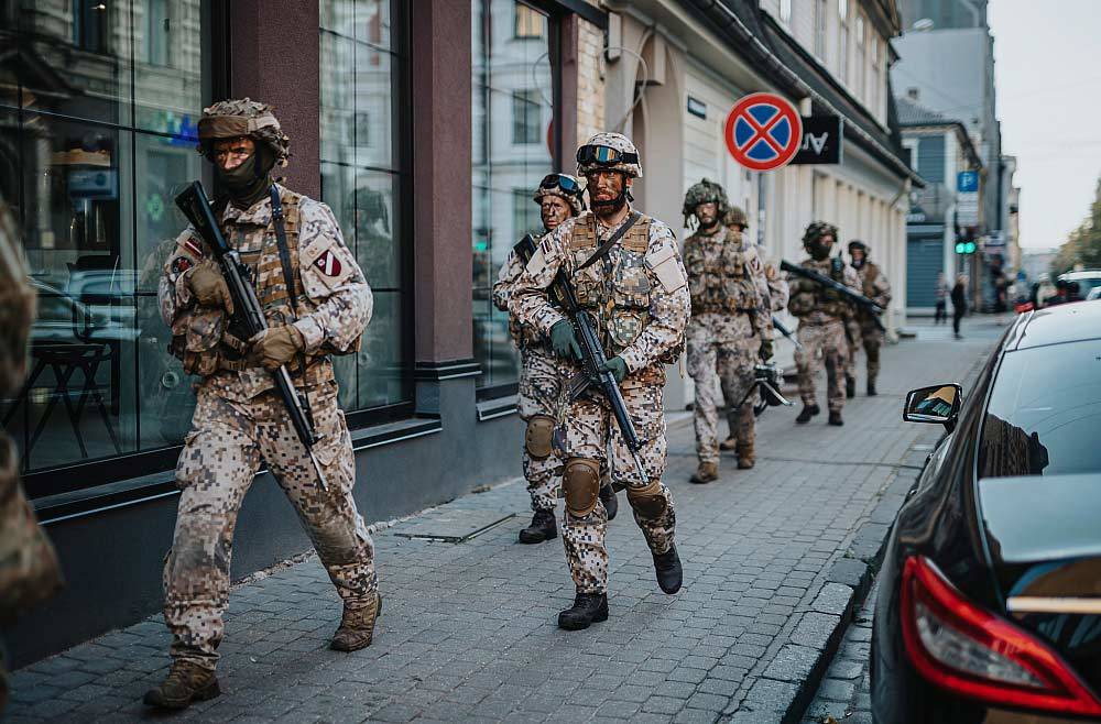 Латвийская армия тренировалась отражать «агрессию России» на рижских улицах