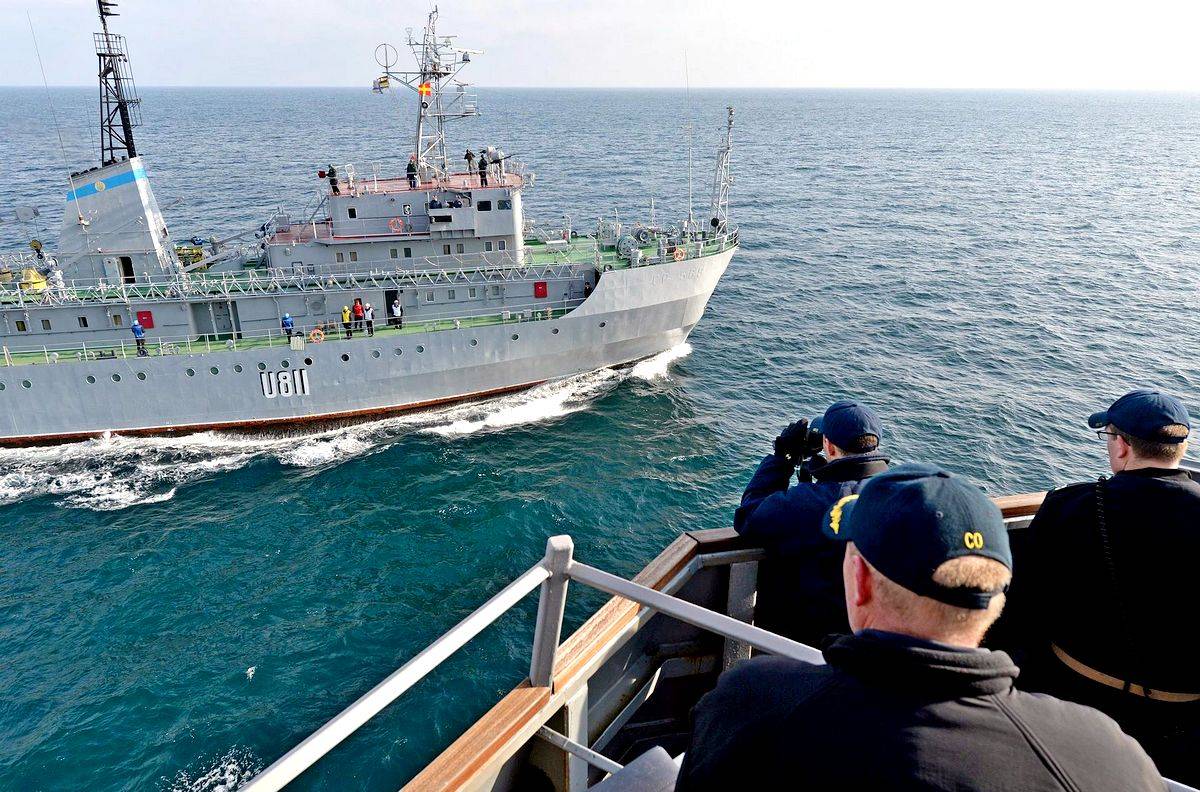 Украинцы теряют корабль ВМС у острова Змеиный: затоплены двигатели и генераторы