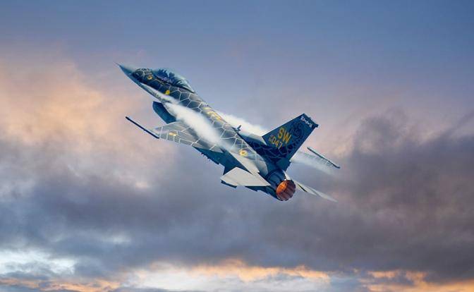 F-16 обходит Су-35 в небе над Турцией