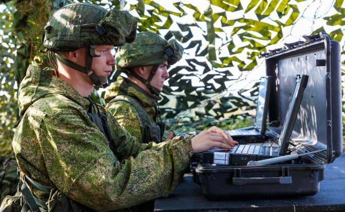 Генералы изучают карты: Минск от танков НАТО защитят военные базы России