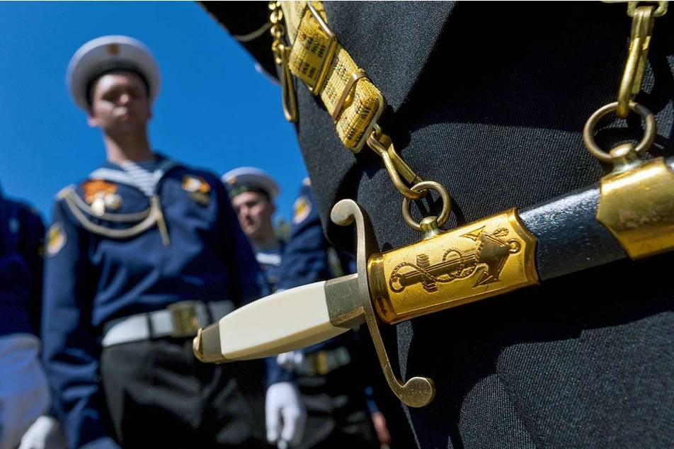 Госдума вернула офицерские кортики ветеранам флота РФ