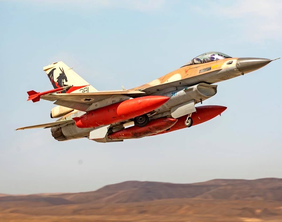 «Для удара по Ирану»: Израиль показал F-16 с несвойственно большими ПТБ
