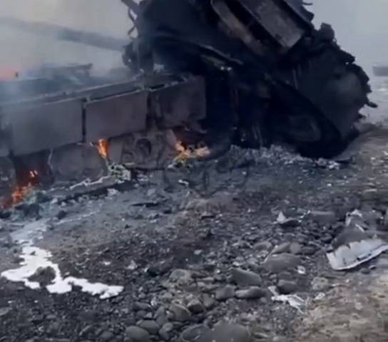 Версия: взрыв управляемого фугаса уничтожил Т-90 Азербайджана