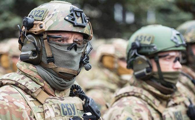 Киев стягивает войска, угрожая ударом на Минск