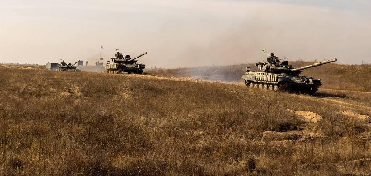 Украинские танки отстрелялись у границы с российским Крымом