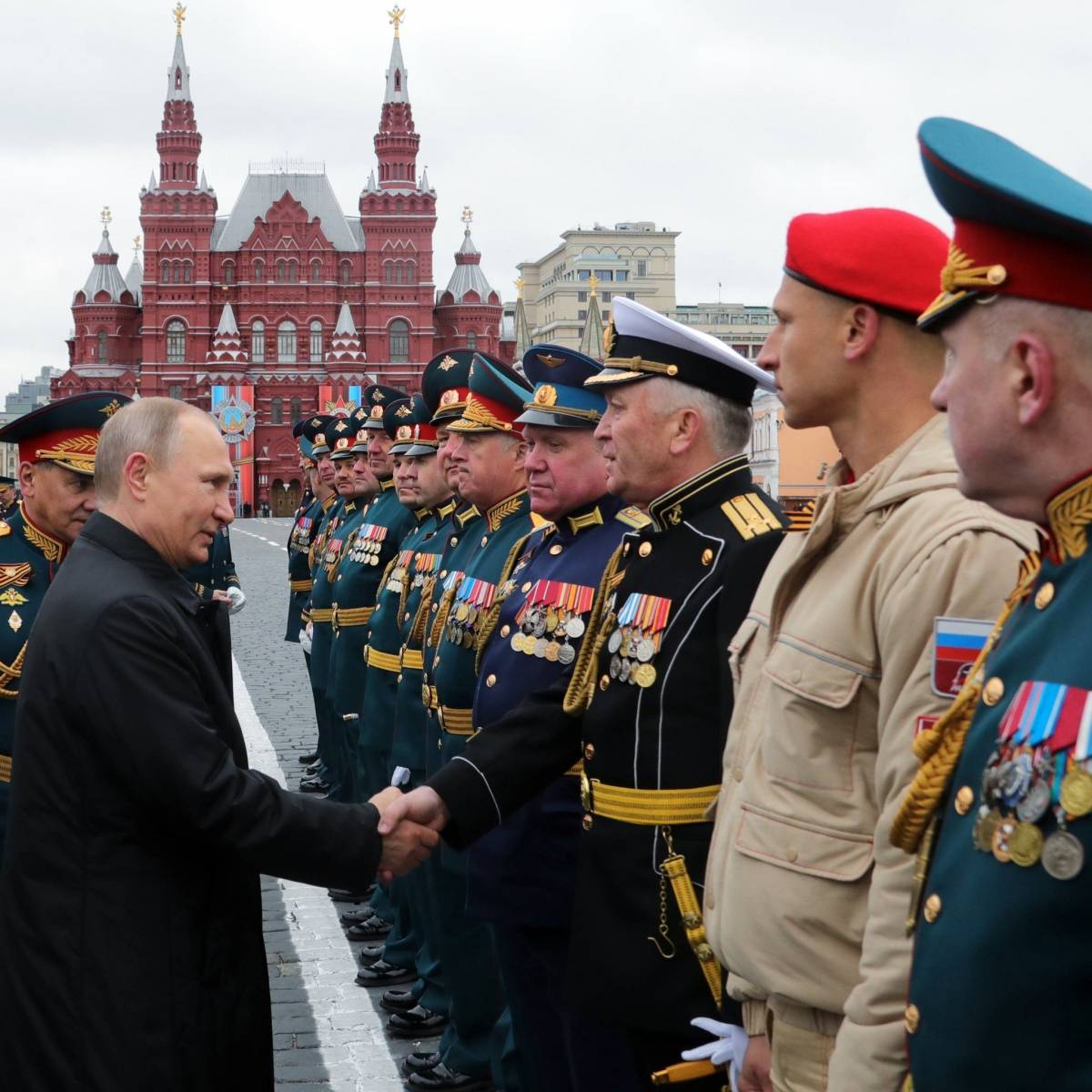 Генералам и адмиралам в России продлили предельный возраст службы до 70 лет