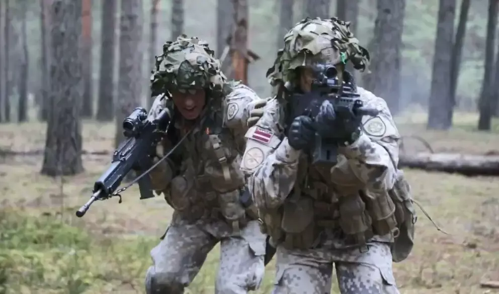 Как военные учения НАТО в Латвии связаны с миграционным кризисом
