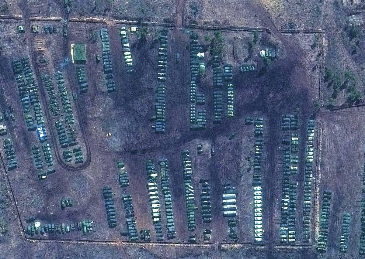 Российская армия вблизи Украины: О чем говорят спутниковые снимки