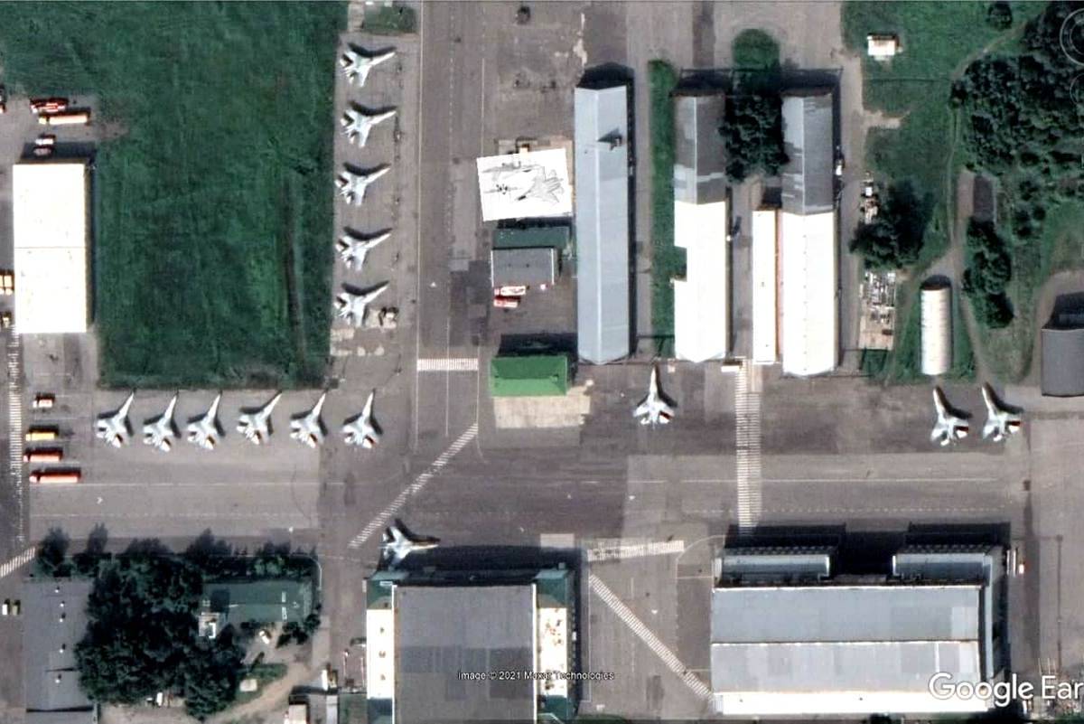 В Сети обратили внимание на скопление истребителей Су-35 на территории КнААЗ