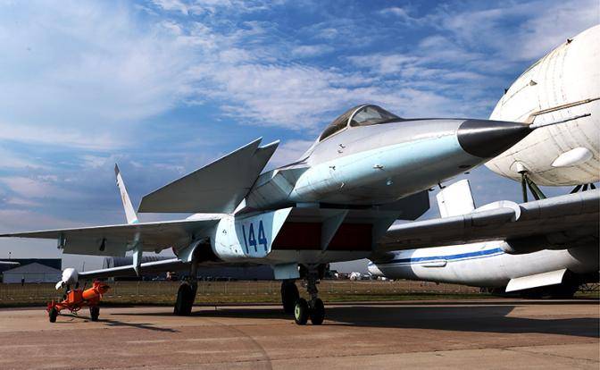 Су-57 против МиГ 1.44: «Крот» в Кремле сделал проамериканский выбор
