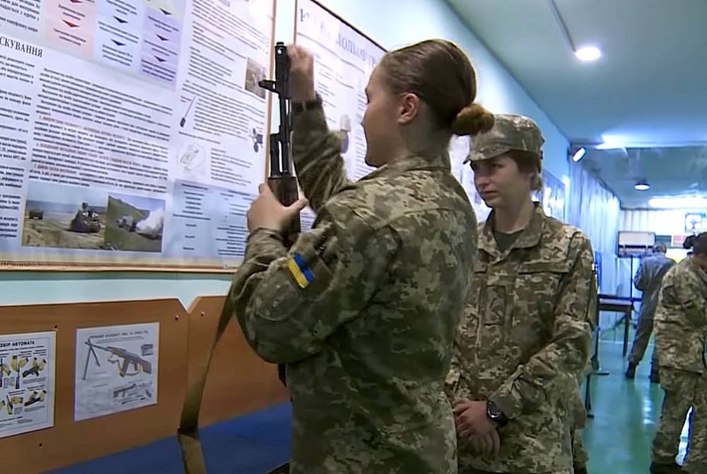 «Женские батальоны» Зеленского: в ряды ВСУ призовут визажисток и секретарш до 60