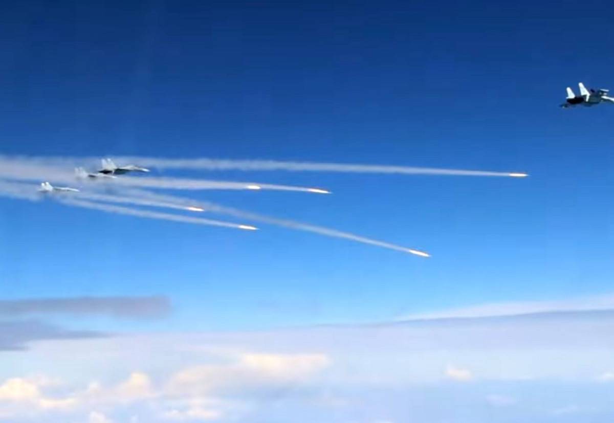 Одновременный пуск восьми ракет с Су-30СМ впечатлил россиян