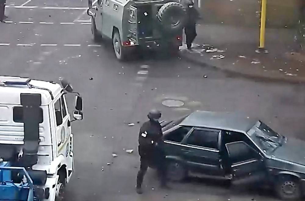 В Алматы идут задержания вооруженных радикалов