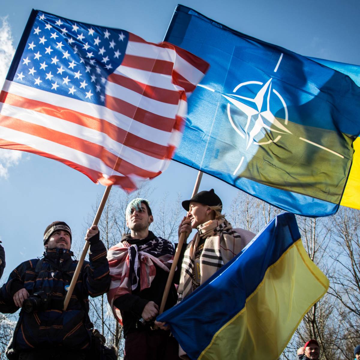 НАТО угрожает России значительно увеличить военное присутствие на Украине