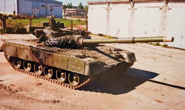 Горящие танки в Грозном - на них не успели установить динамическую защиту