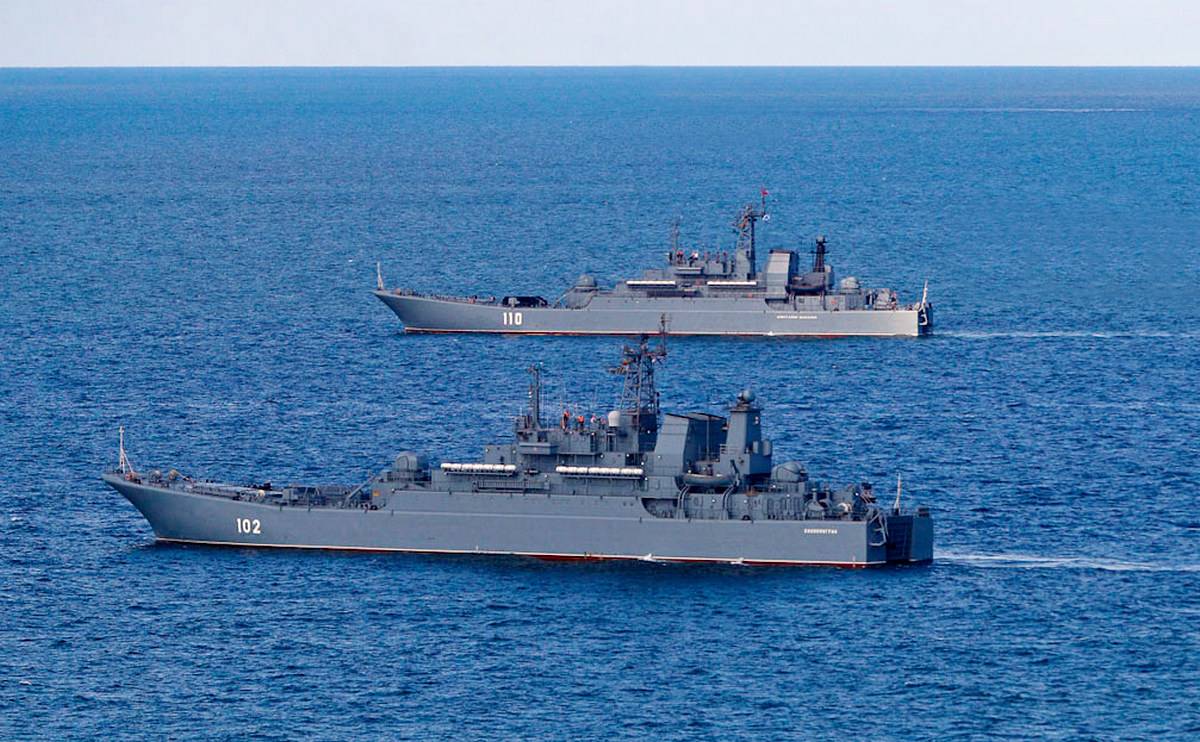 Корабль-разведчик присоединится к шести российским БДК, идущим с неизвестной целью