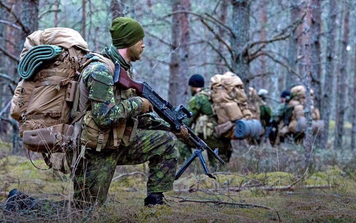 НАТО переводит силы в состояние готовности и направляет войска в Восточную Европу