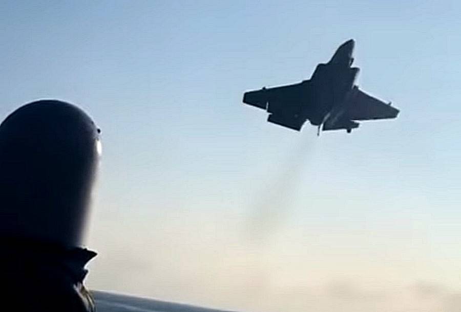 Появились кадры с американским F-35C за секунду до катастрофы на авианосце