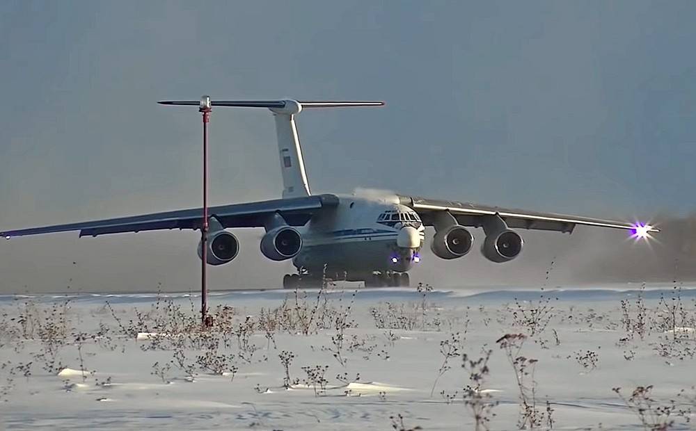 К перевозке войск РФ подключилась авиация: задействовано не менее 10 бортов