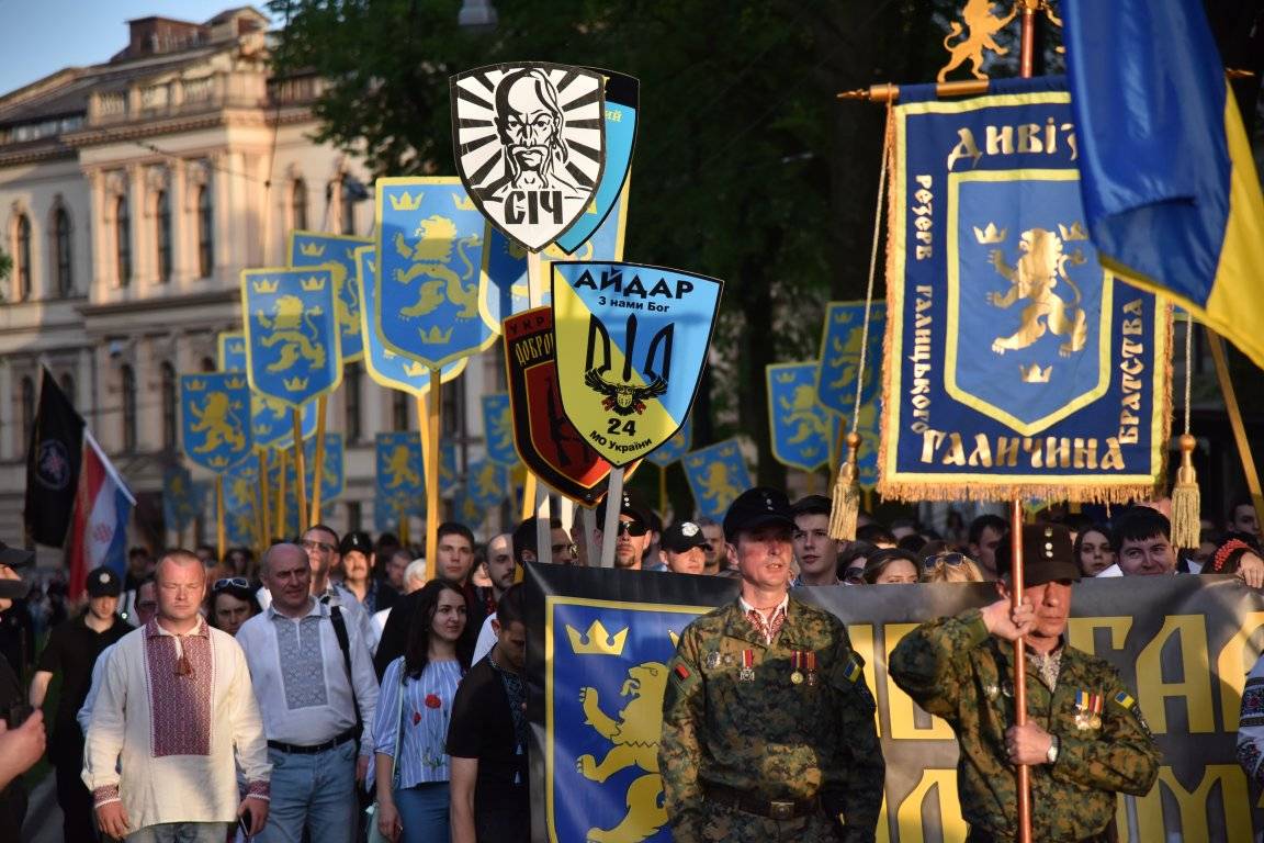 Украинский флаг со свастикой фото