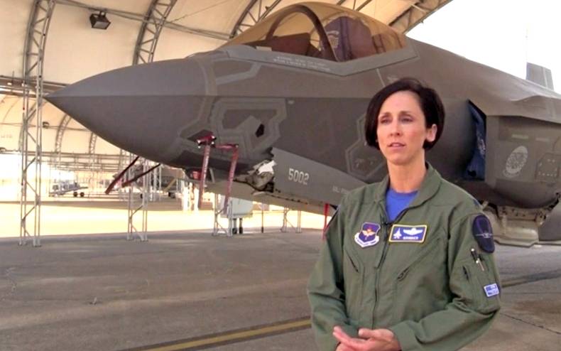 В первом вылете женщина-пилот истребителя F-35 ВМС США потеряла свой самолет