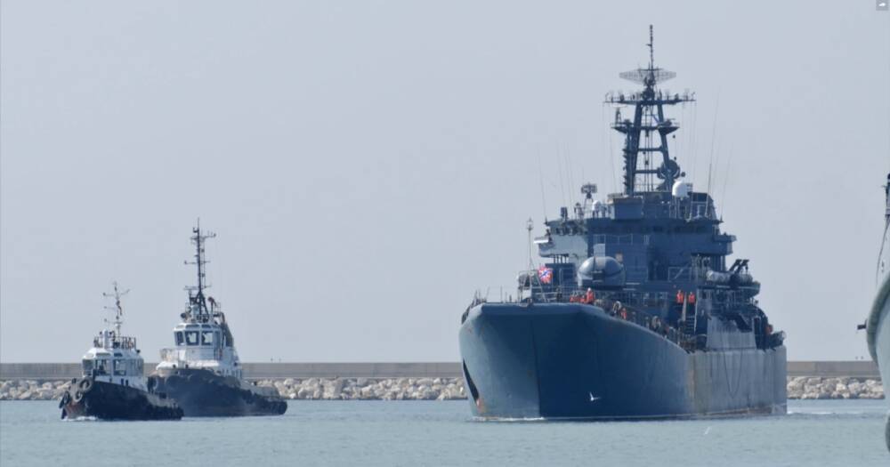 Отряд десантных кораблей ВМФ России проходит проливы Босфор и Дарданеллы