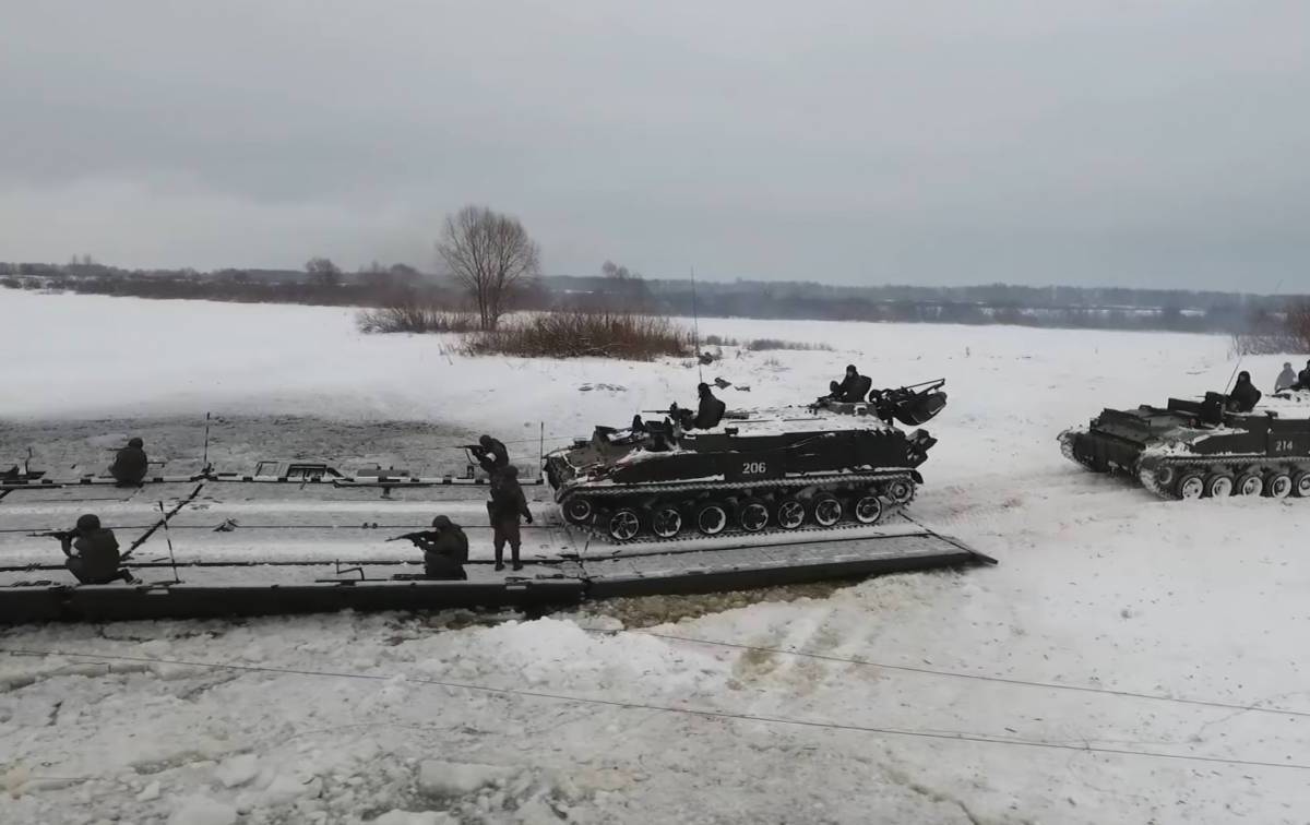 Военные РФ вновь навели ранее разобранный понтонный мост в 6 км от Украины