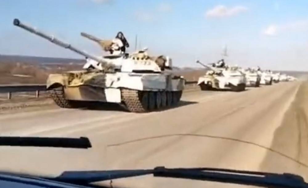 Колонна из 56 танков Т-80 идёт в направлении западной границы РФ