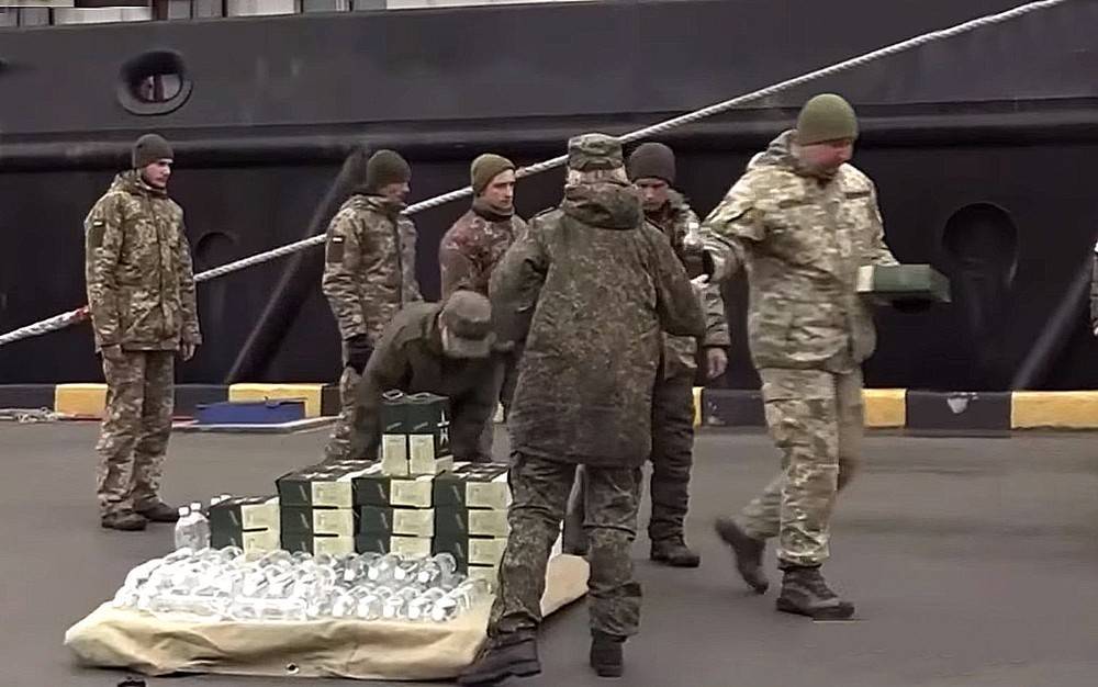 Сдавшихся украинских военных привезли к Крым, раздали сухпайки и отпустили
