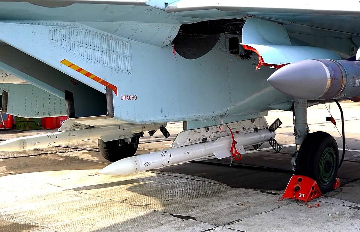 В Сети оценили вооружение Су-35С, вылетающих на задание на Украину