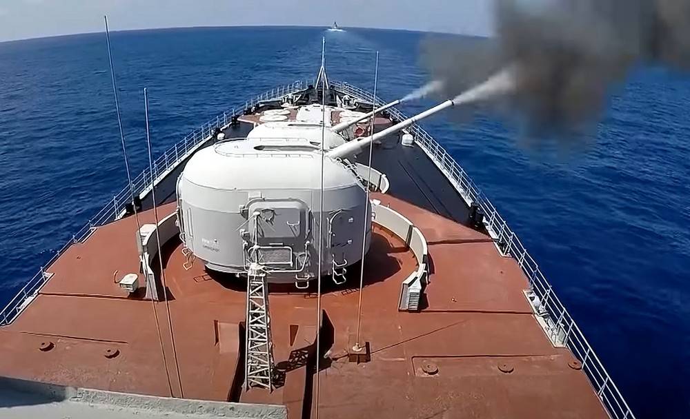 У берегов Одессы видна артиллерийская стрельба – российский флот в прямой видимости