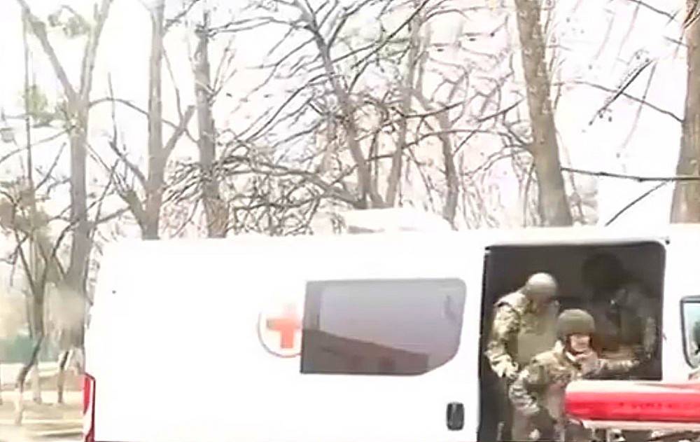 СМИ случайно засняло машину скорой помощи, из которой выходят бойцы ВСУ