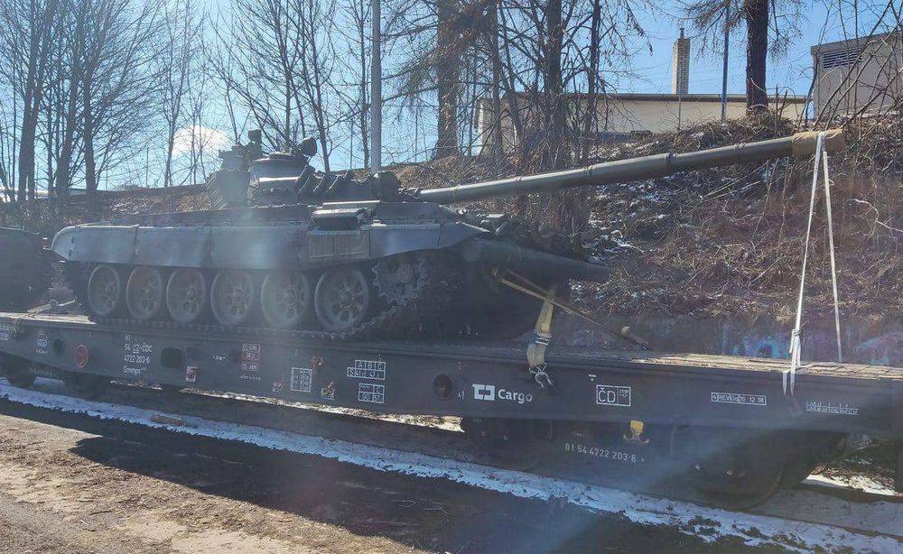 Появились кадры отправки чешских танков на Украину