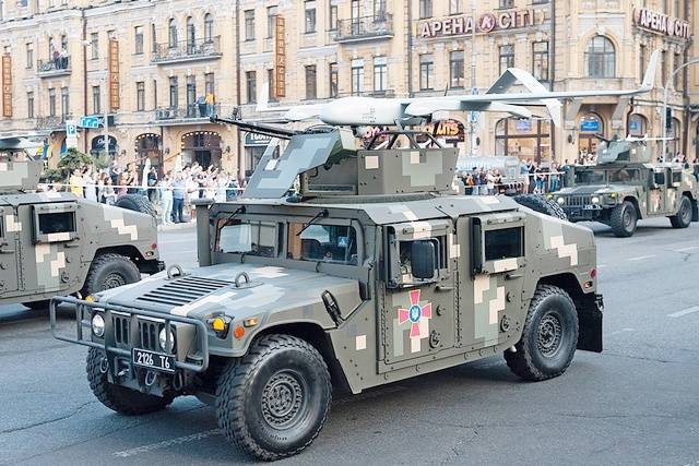 На Украине американские внедорожники Humvee вспыхивают как спички